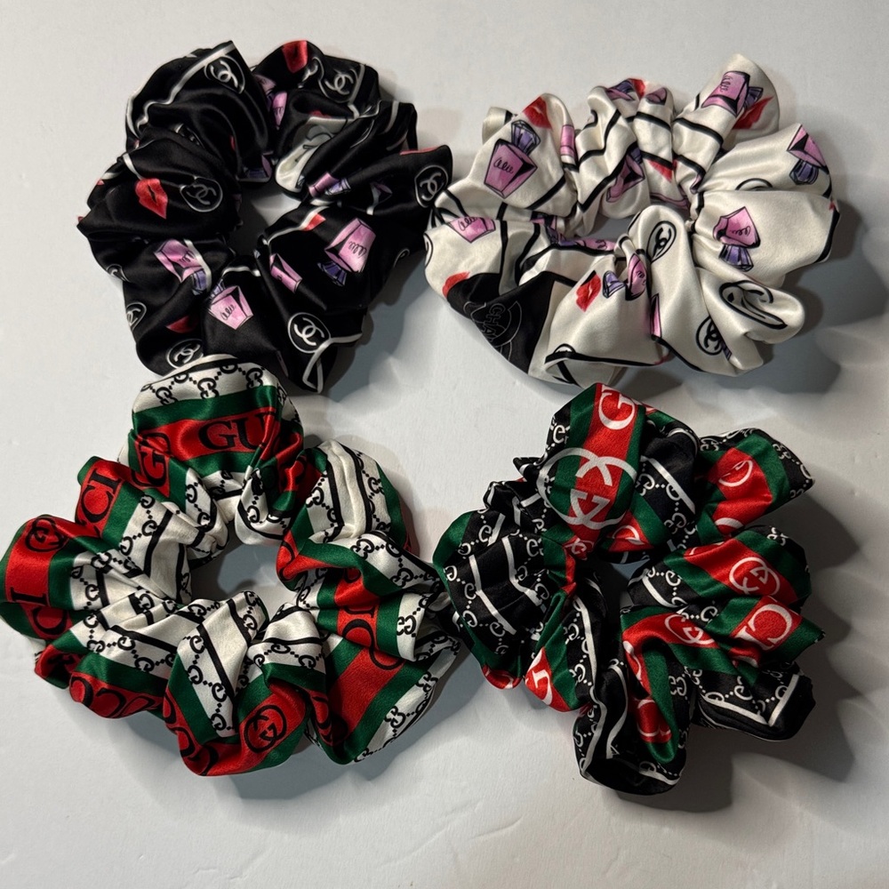 1x  Multicolor Logo Scrunchies Collection